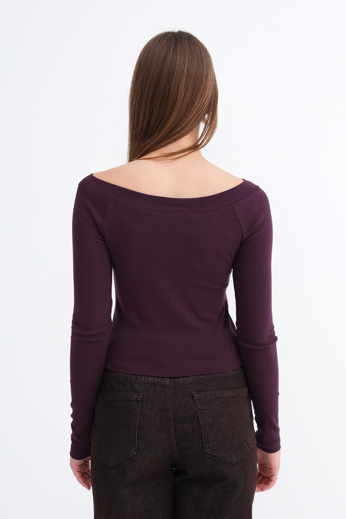 Gardenia_Text-Embroidered-Long-Sleeve-T-Shirt-addax