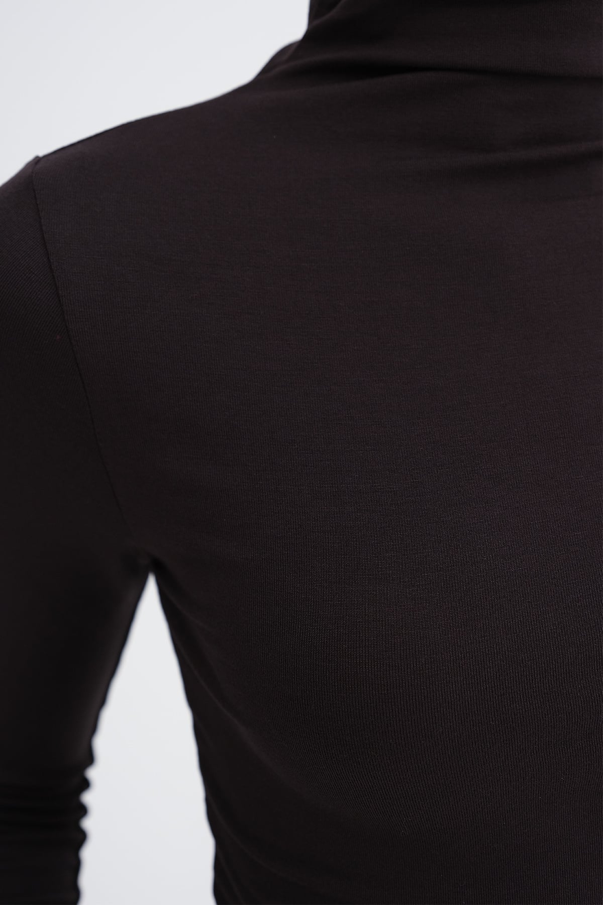 Bitter-Coffee_Basic-High-Neck-Blouse-addax