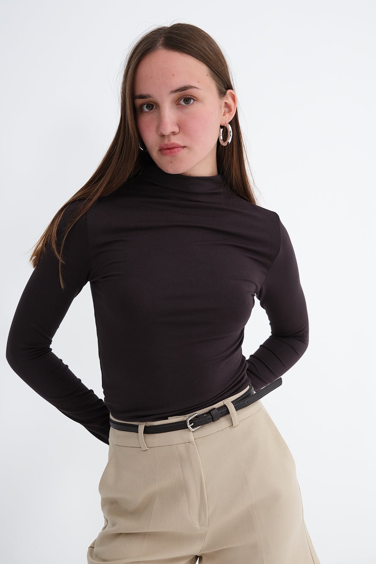 Bitter-Coffee_Basic-High-Neck-Blouse-addax