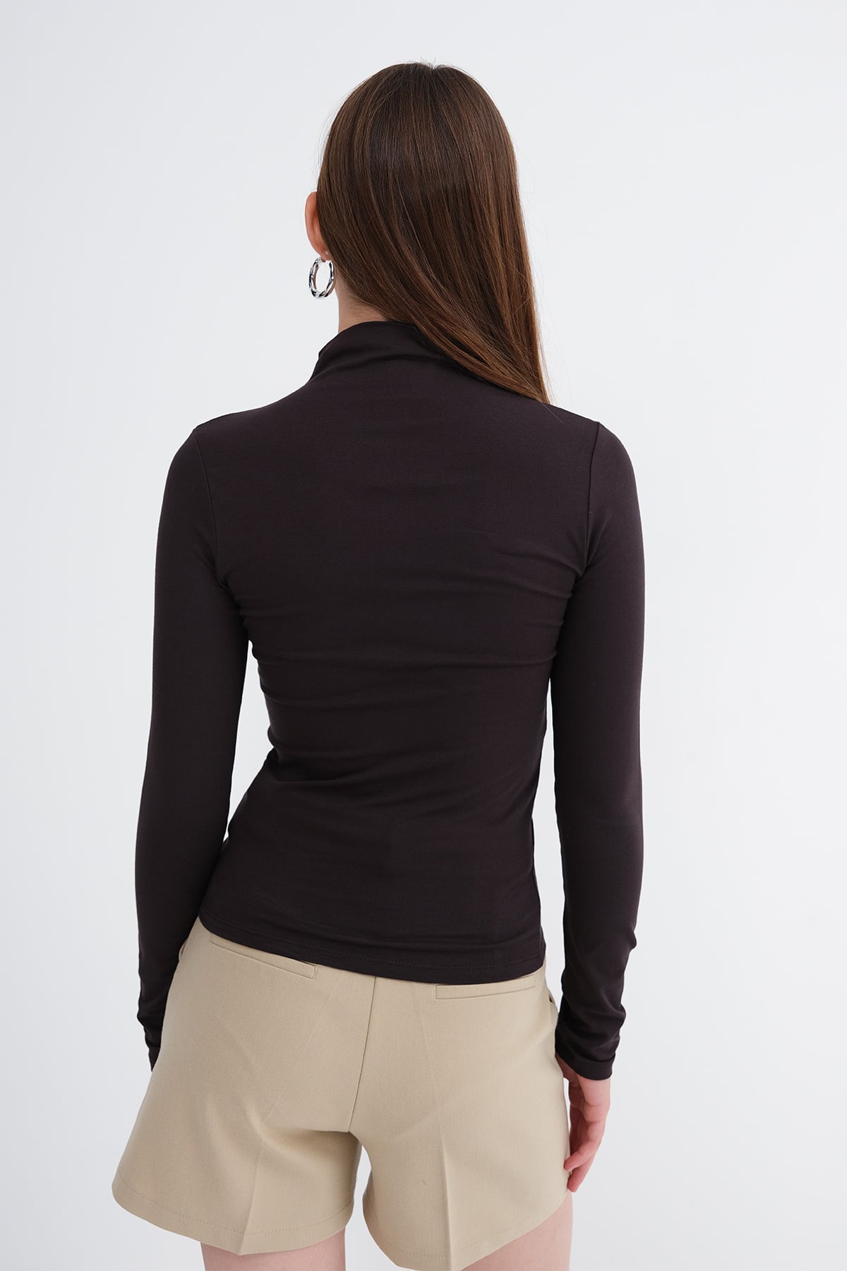 Bitter-Coffee_Basic-High-Neck-Blouse-addax