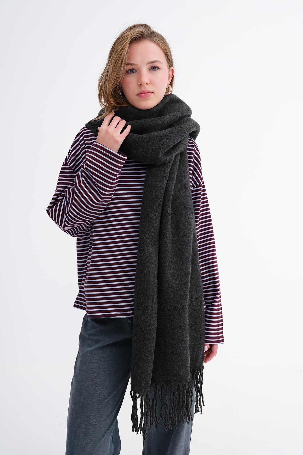 Charcoal_Fringed-Shawl-addax