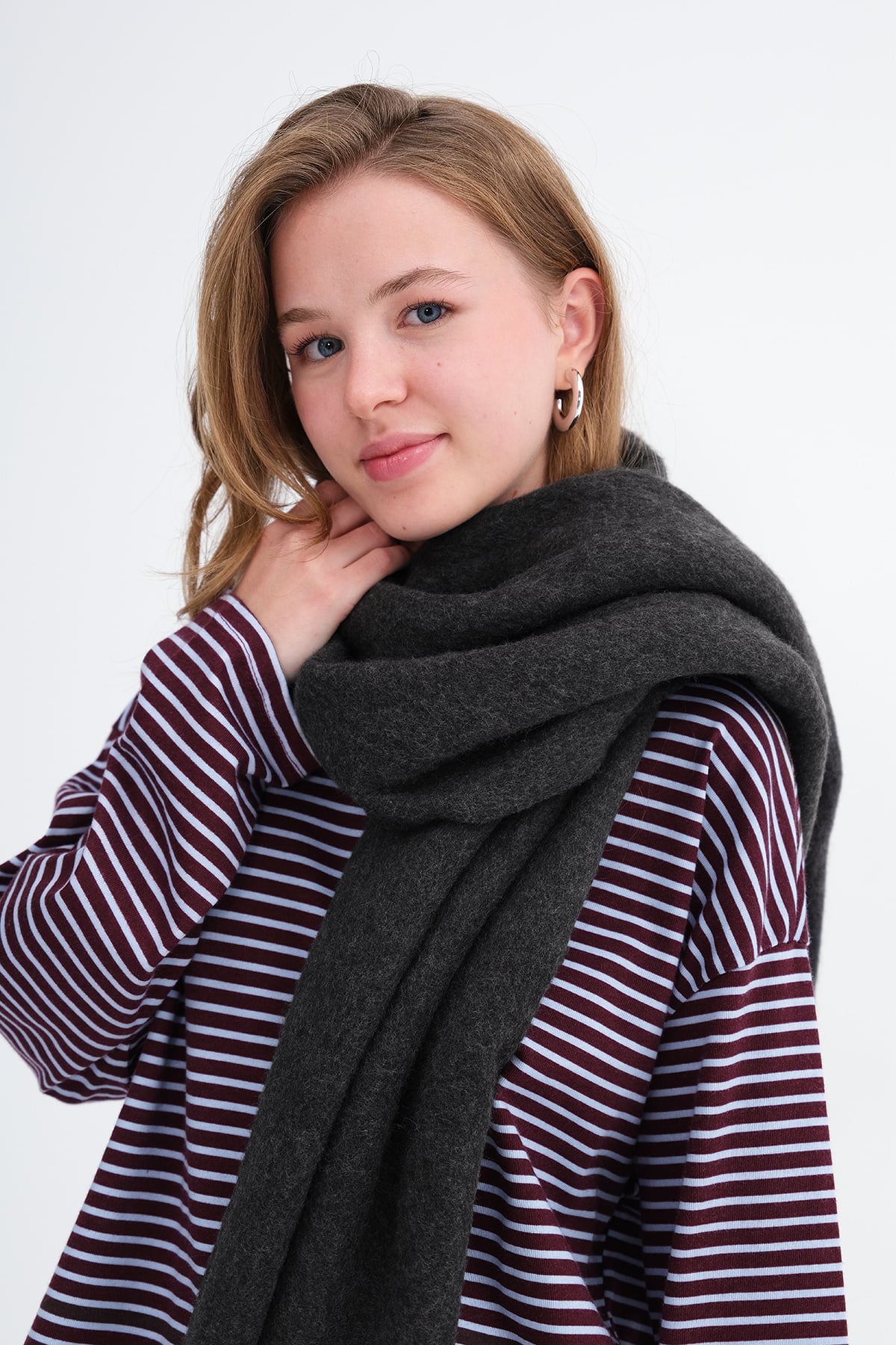 Charcoal_Fringed-Shawl-addax